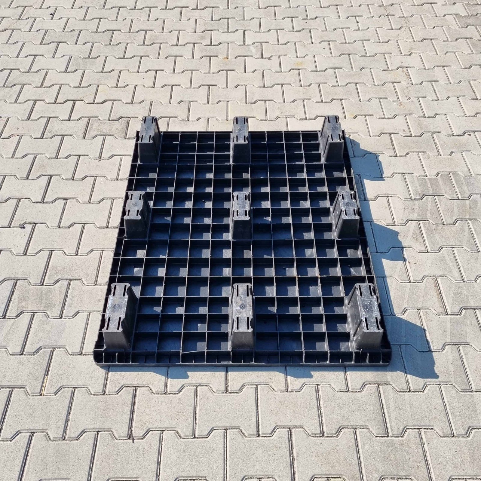 Paleta plastikowa gniazdowana spót