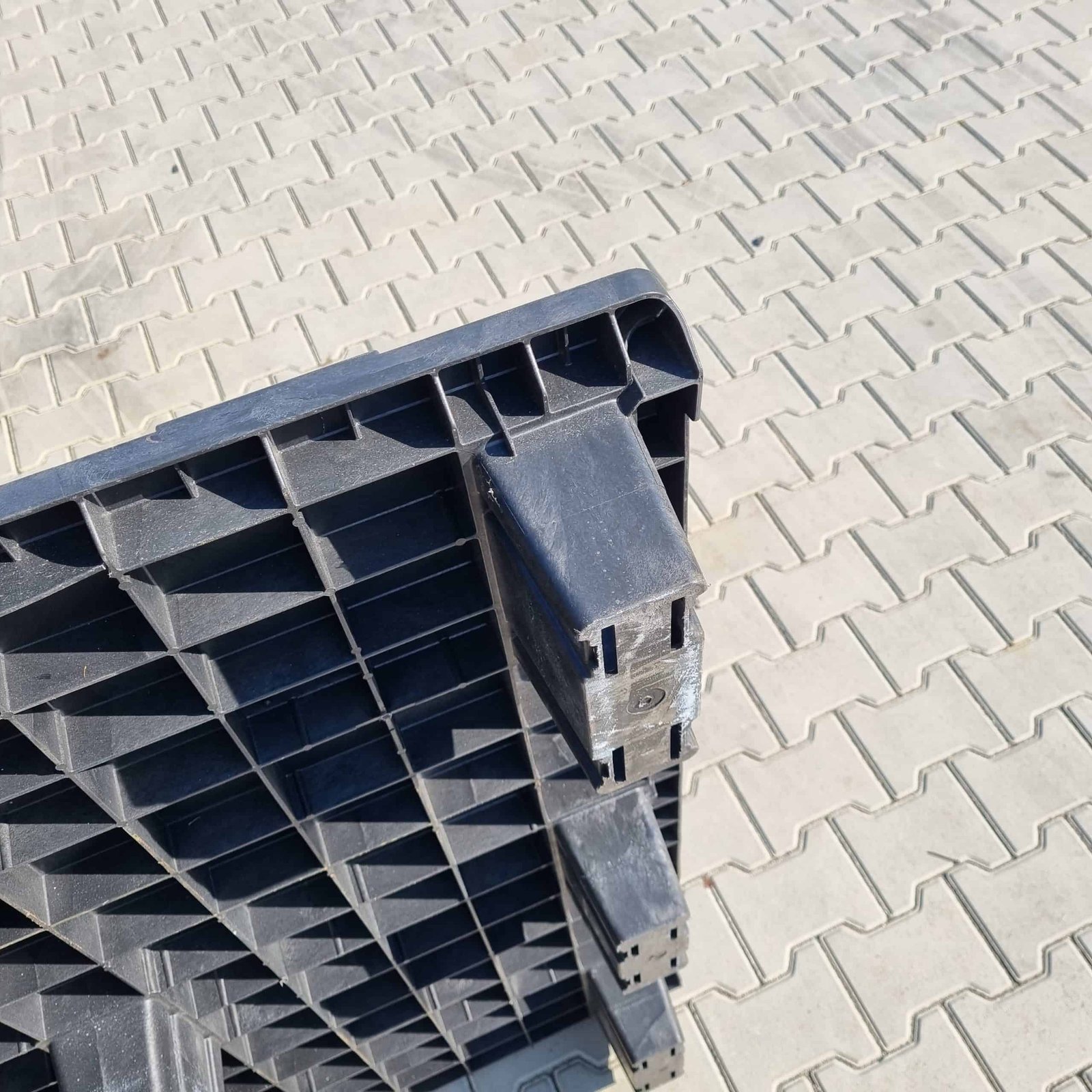 Paleta plastikowa jedna w drugą